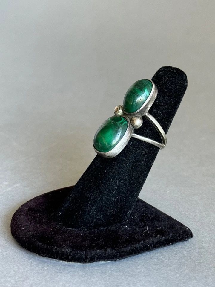 OLD PAWN NAVAJO STERLING SILVER WITH MALACHITE RING. SIZE 4 3/4: OLD PAWN NAVAJO STERLING SILVER WITH MALACHITE RING. SIZE 4 3/4 Old Pawn Navajo Sterling Silver with Malachite Ring. Size 4 3/4 ..1 1/4" Tall