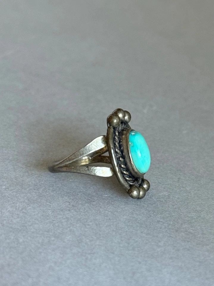 OLD PAWN STERLING SILVER AND TURQUOISE RING. SIZE 6 3/4 (1 of 2)