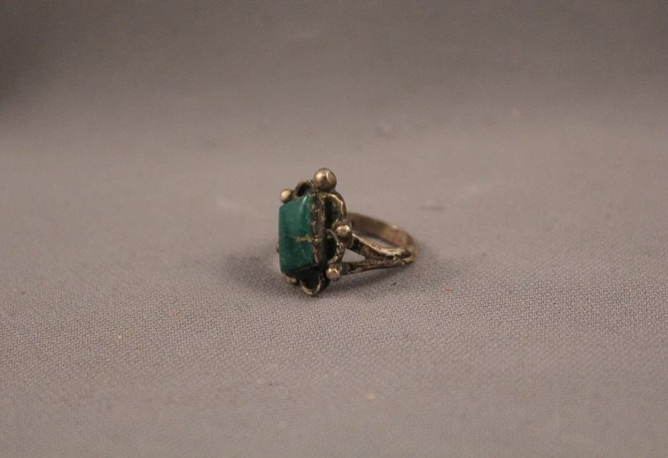 OLD PAWN NAVAJO STERLING SILVER AND TURQUOISE RING SIZE 5 1/2: OLD PAWN NAVAJO STERLING SILVER AND TURQUOISE RING SIZE 5 1/2 Item Description: 3/4" tall