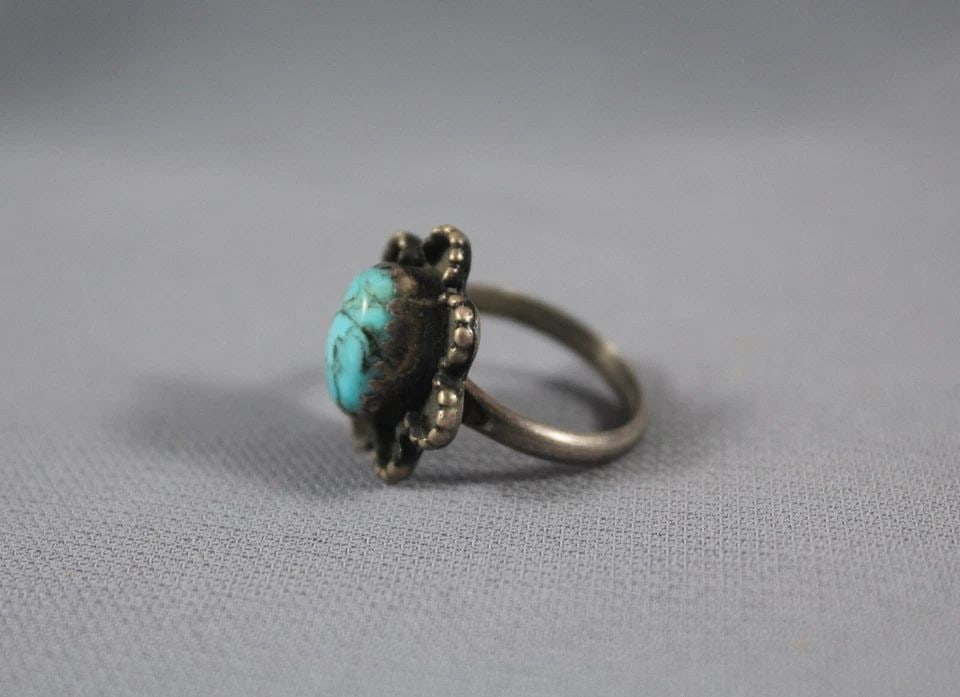 OLD PAWN NAVAJO STERLING SILVER AND TURQUOISE RING SIZE 5 3/4: OLD PAWN NAVAJO STERLING SILVER AND TURQUOISE RING SIZE 5 3/4 Item Description: 3/4” tall