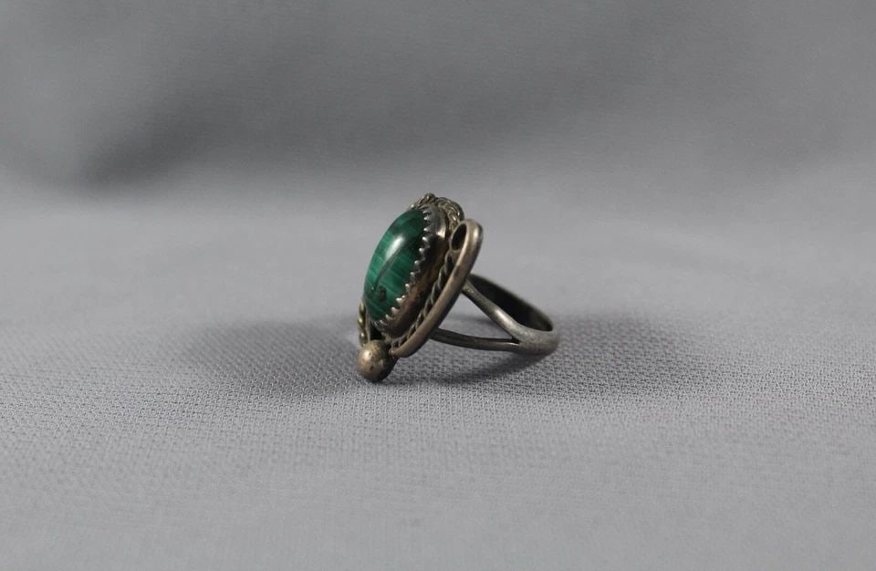 OLD PAWN NAVAJO GREEN MALACHITE RING SIZE 5 3/4 (1 of 2)