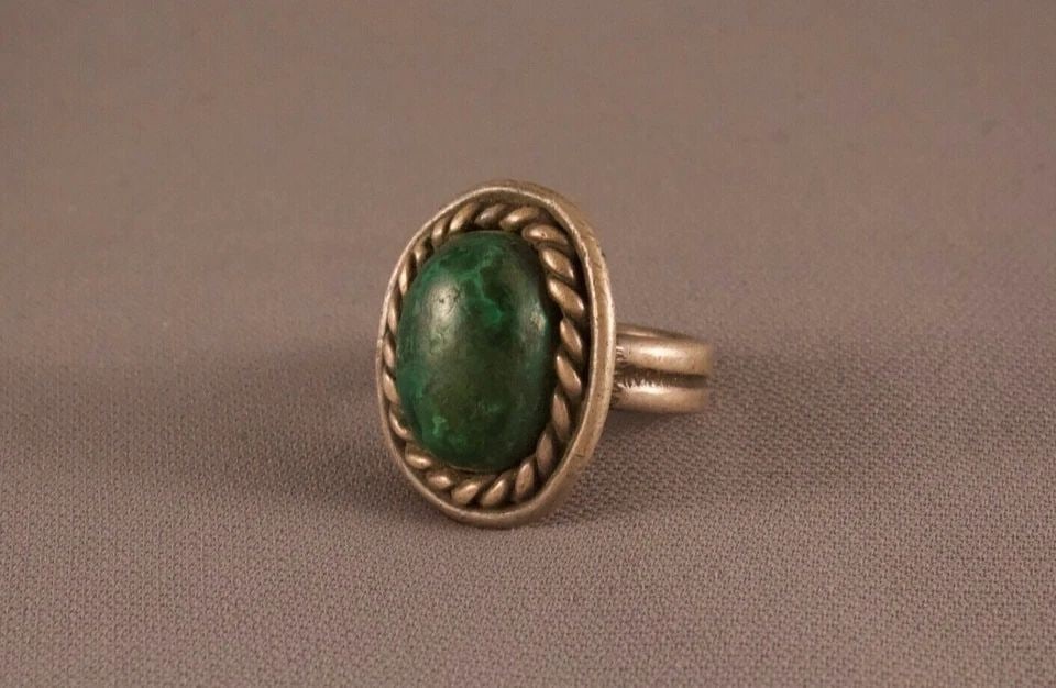OLD PAWN NAVAJO MALACHITE STONE RING GREAT HEAVY PIECE ..SIZE 8 1/2 (1 of 2)