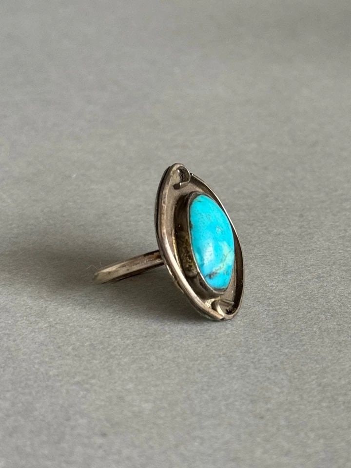 OLD PAWN NAVAJO STERLING SILVER AND TURQUOISE RING. SIZE 10 1/2: OLD PAWN NAVAJO STERLING SILVER AND TURQUOISE RING. SIZE 10 1/2 Old Pawn Navajo Sterling Silver and Turquoise Ring. Size 10 1/2 1 1/8 " Tall