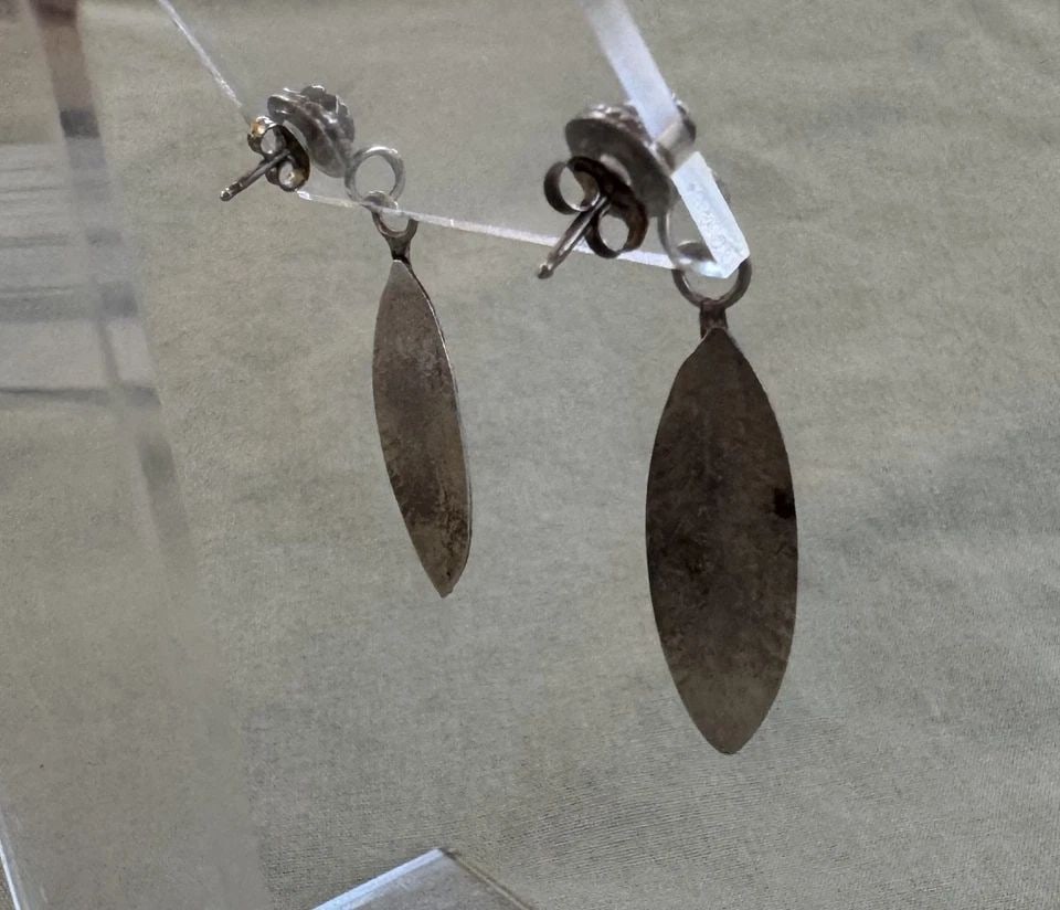 OLD PAWN NAVAJO STERLING SILVER TURQUOISE EARRINGS FEATHERS ..: OLD PAWN NAVAJO STERLING SILVER TURQUOISE EARRINGS FEATHERS .. 1 3/4 " Tall Throughout the 40 years that I have been in business, I have purchased jewelry from pawn shops throughout the Southwest that