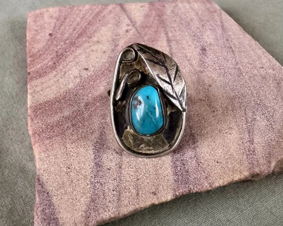 OLD PAWN NAVAJO STERLING SILVER AND TURQUOISE RING SIZE 5 1/4: OLD PAWN NAVAJO STERLING SILVER AND TURQUOISE RING SIZE 5 1/4 1" Tall 5.7 Grams Throughout the 40 years that I have been in business, I have purchased jewelry from pawn shops throughout the Southwest 