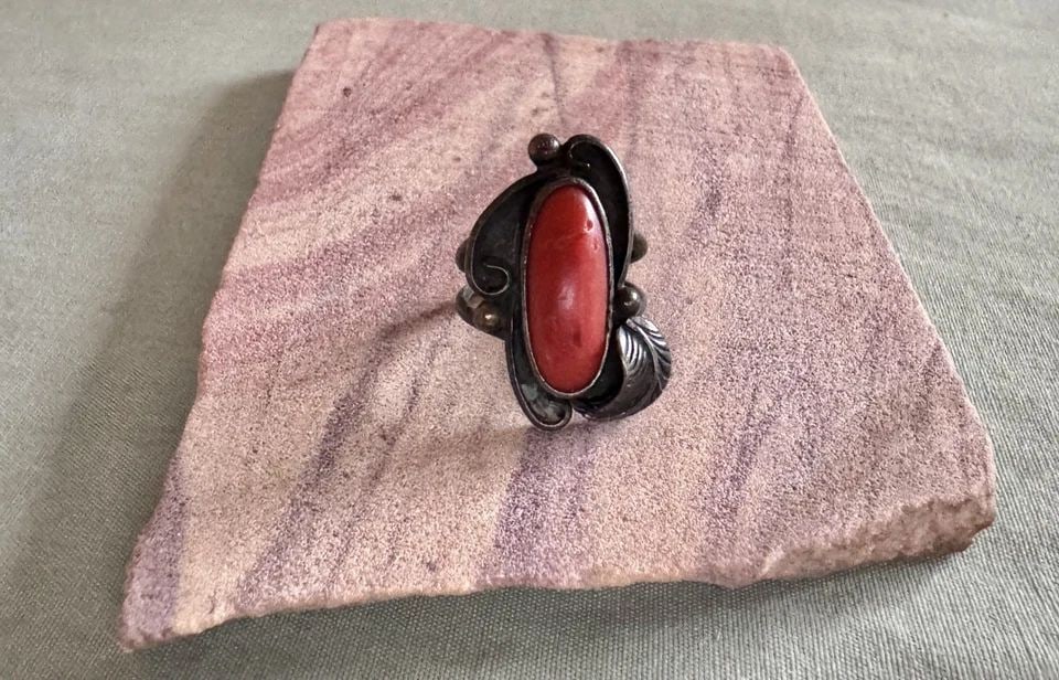OLD PAWN NAVAJO STERLING SILVER AND CORAL RING SIZE 4 3/4: OLD PAWN NAVAJO STERLING SILVER AND CORAL RING SIZE 4 3/4 1 " Tall 7.5 Grams Throughout the 40 years that I have been in business, I have purchased jewelry from pawn shops throughout the Southwest tha