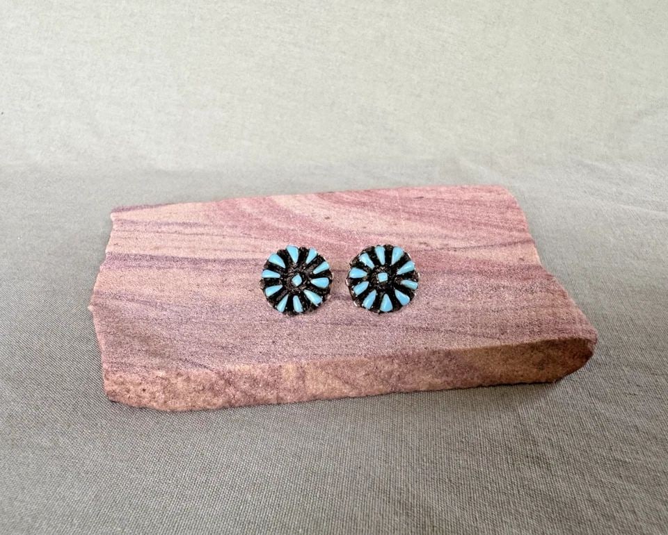 OLD PAWN ZUNI STERLING SILVER AND TURQUOISE EARRINGS 5/8 ": OLD PAWN ZUNI STERLING SILVER AND TURQUOISE EARRINGS 5/8 " 5/8" Wide 3.4 Grams Throughout the 40 years that I have been in business, I have purchased jewelry from pawn shops throughout the Southwest t