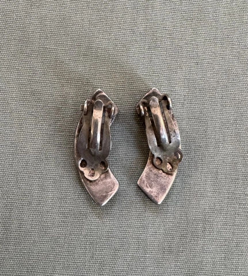OLD PAWN ZUNI STERLING SILVER AND TURQUOISE EARRINGS CLAMP ONS: OLD PAWN ZUNI STERLING SILVER AND TURQUOISE EARRINGS CLAMP ONS 1" Long x 1/4" wide 5 Grams Throughout the 40 years that I have been in business, I have purchased jewelry from pawn shops throughout the