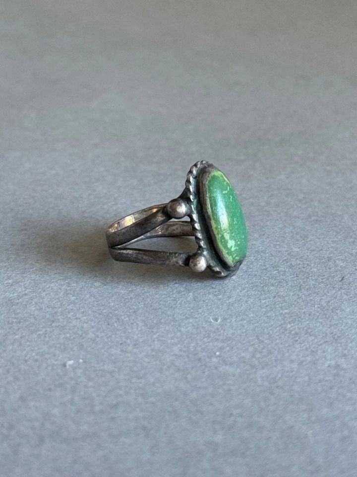 OLD PAWN NAVAJO STERLING SILVER WITH GREEN TURQUOISE RING. SIZE 5 1/4 (1 of 2)