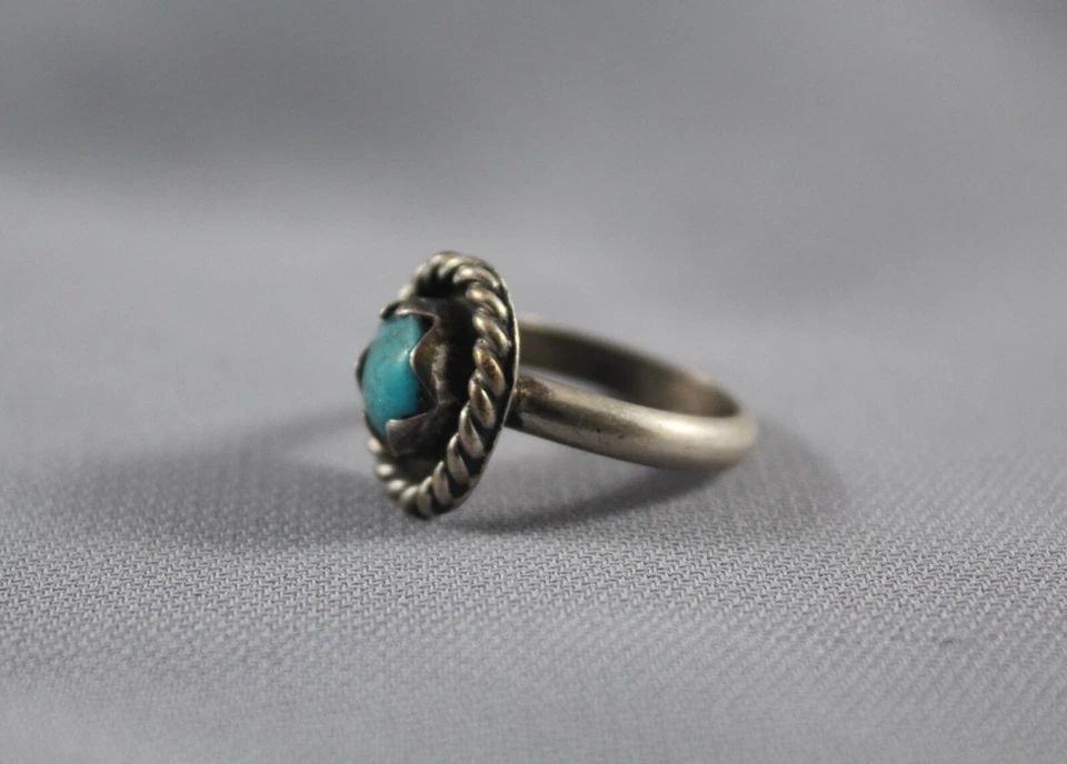 OLD PAWN NAVAJO STERLING SILVER AND TURQUOISE RING SIZE 6: OLD PAWN NAVAJO STERLING SILVER AND TURQUOISE RING SIZE 6 Item Description: 1/2” tall
