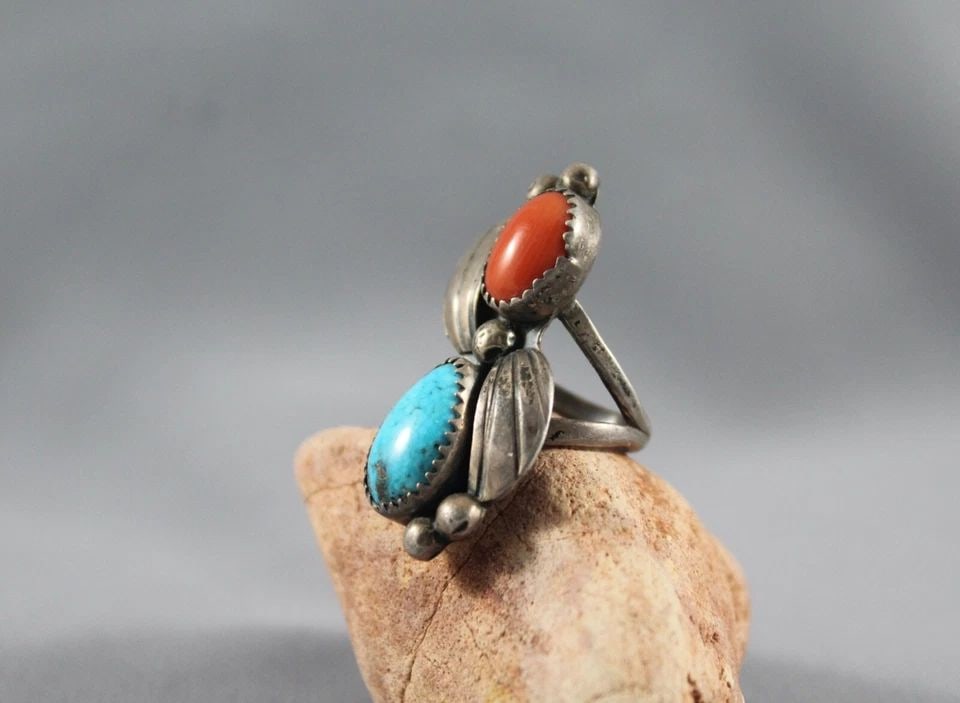 OLD PAWN NAVAJO STERLING AND TURQUOISE AND CORAL RING SIZE 2 1/2 (1 of 2)