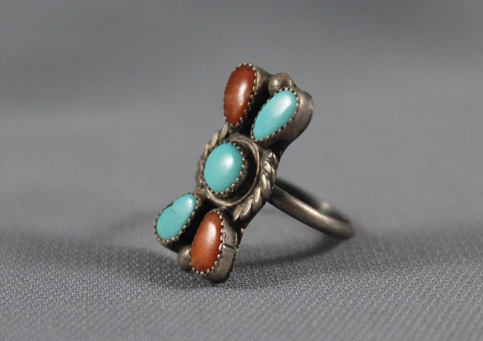 OLD PAWN NAVAJO STERLING SILVER AND TURQUOISE AND CORAL RING SIZE 4 1/2: OLD PAWN NAVAJO STERLING SILVER AND TURQUOISE AND CORAL RING SIZE 4 1/2 Item Description: 1’ Tall