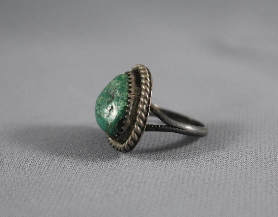 OLD PAWN NAVAJO INDIAN STERLING SILVER RING - GREEN TURQUOISE STONE - SIZE 6.5 (1 of 2)