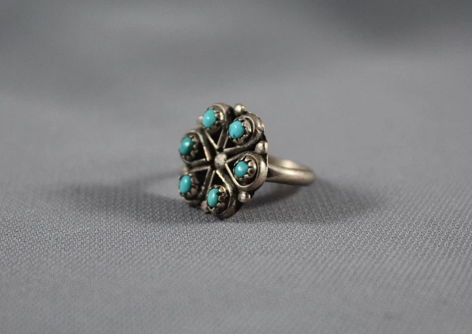 OLD PAWN ZUNI STERLING SILVER AND TURQUOISE RING SIZE 5: OLD PAWN ZUNI STERLING SILVER AND TURQUOISE RING SIZE 5 Item Description: 5/8” tall