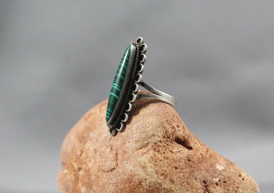 OLD PAWN NAVAJO STERLING SILVER AND MALACHITE RING SIZE 5 3/4 (1 of 2)