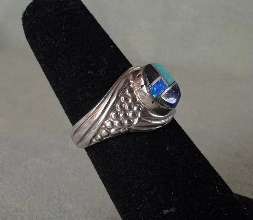 NAVAJO STERLING SILVER MULTI STONE RING SIGNED SIZE 5 1/2: NAVAJO STERLING SILVER MULTI STONE RING SIGNED SIZE 5 1/2 1/2 " Wide ..5.1 Grams Throughout the 40 years that I have been in business, I have purchased jewelry from pawn shops throughout the Southwest