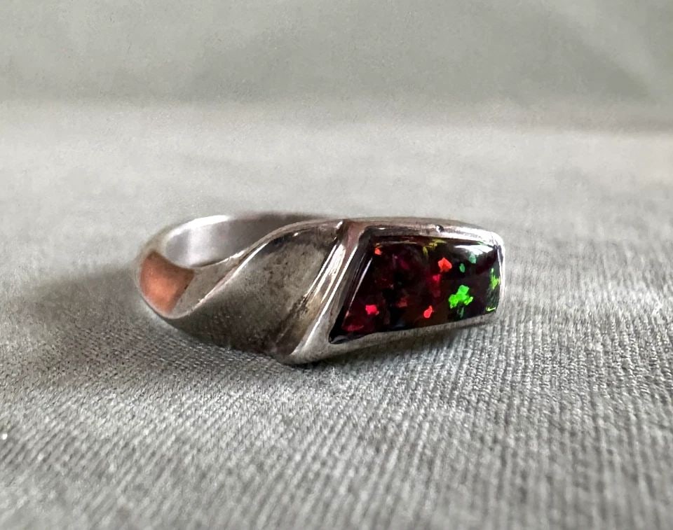 NAVAJO STERLING SILVER RED OPEL RING SIGNED AT SIZE 6 1/2: NAVAJO STERLING SILVER RED OPEL RING SIGNED AT SIZE 6 1/2 1/4 " Wide ..4.1 Grams Throughout the 40 years that I have been in business, I have purchased jewelry from pawn shops throughout the Southwest