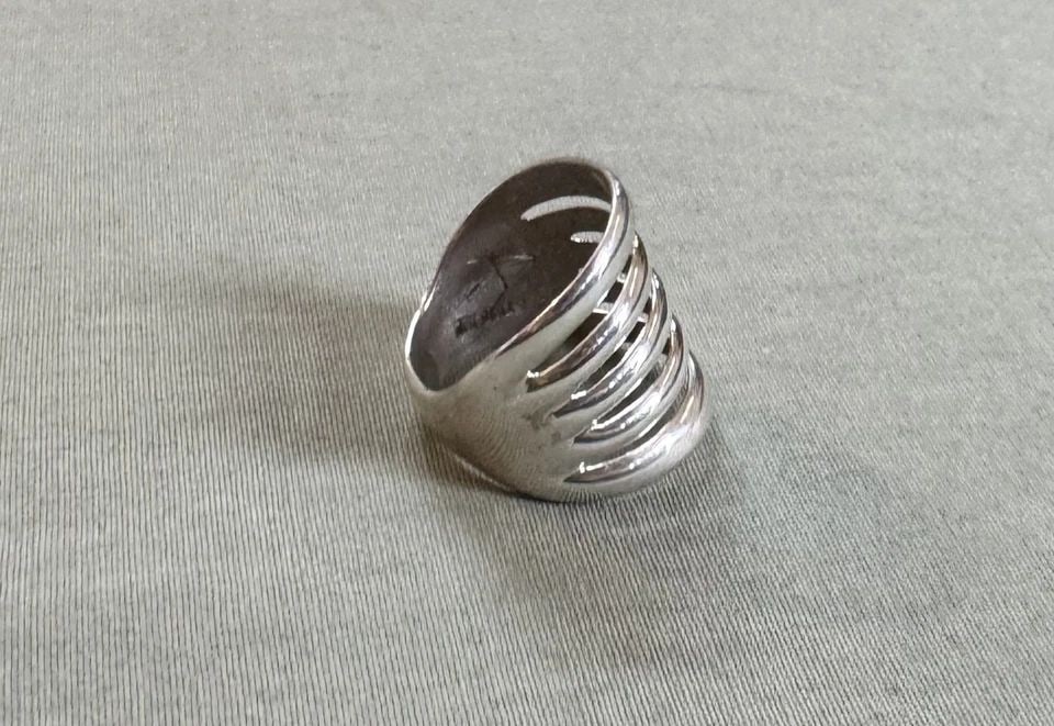 NAVAJO STERLING SILVER RING SIGNED RING SIZE 8 1/2: NAVAJO STERLING SILVER RING SIGNED RING SIZE 8 1/2 7/8" Tall 7.3 Grams Throughout the 40 years that I have been in business, I have purchased jewelry from pawn shops throughout the Southwest that had 