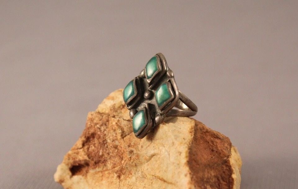 OLD PAWN NAVAJO TURQUOISE RING SIZE 5 1/4: OLD PAWN NAVAJO TURQUOISE RING SIZE 5 1/4 Item Description: 1" tall