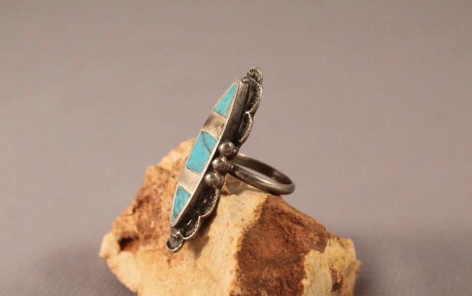 OLD PAWN ZUNI INLAYED TURQUOISE RING SIZE 6 (1 of 2)