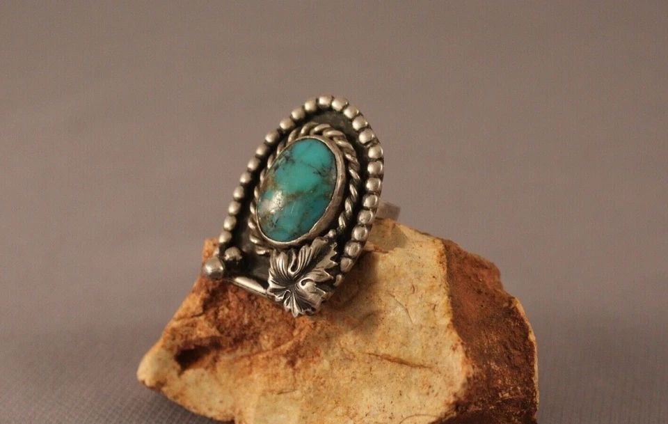 OLD PAWN NAVAJO STERLING SILVER AND TURQUOISE RING SIZE 6 1/4: OLD PAWN NAVAJO STERLING SILVER AND TURQUOISE RING SIZE 6 1/4 Item Description: 1 1/4" tall
