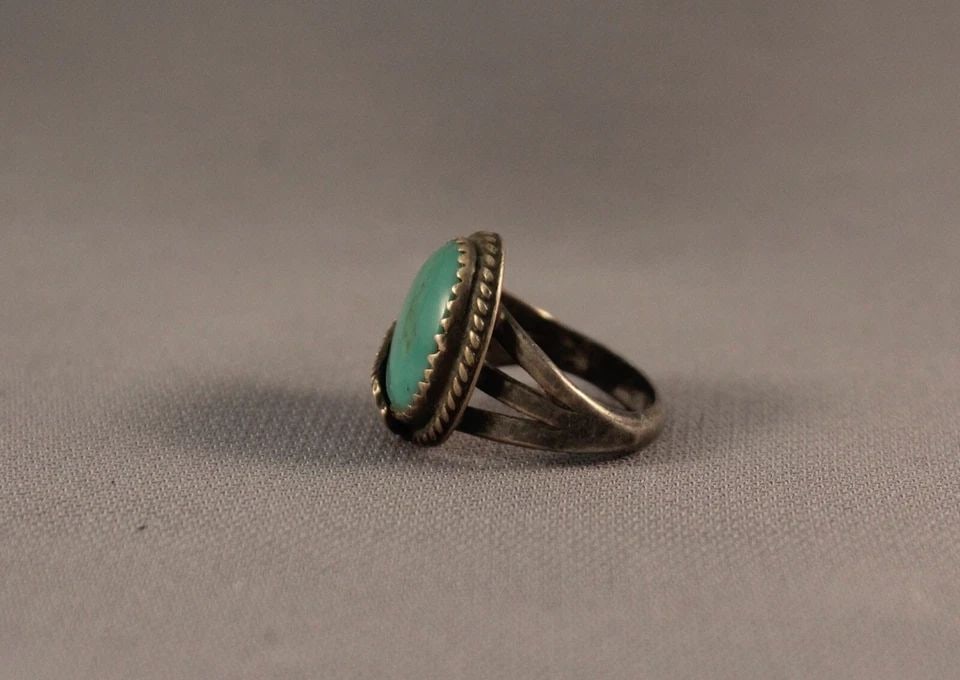 OLD PAWN NAVAJO STERLING SILVER AND TURQUOISE RING SIZE 4: OLD PAWN NAVAJO STERLING SILVER AND TURQUOISE RING SIZE 4 Item Description: 5/8” tall