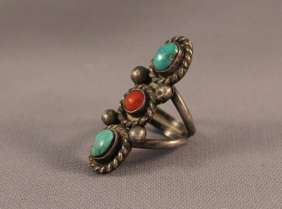 OLD PAWN NAVAJO STERLING SILVER AND TURQUOISE SILVER RING SIZE 5: OLD PAWN NAVAJO STERLING SILVER AND TURQUOISE SILVER RING SIZE 5 Item Description: 1 1/2” tall. It weighs 9.7 grams.