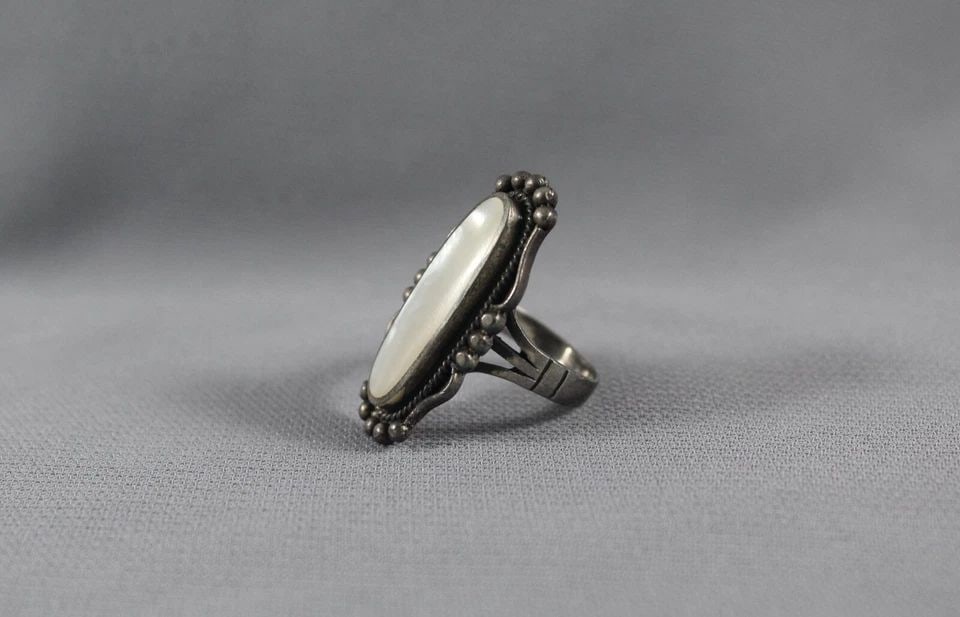 OLD PAWN NAVAJO STERLING SILVER AND SHELL RING SIZE 5 1/2 (1 of 2)