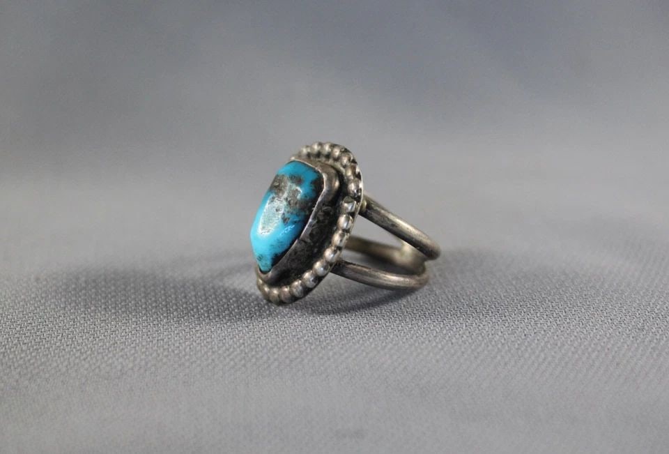 OLD PAWN NAVAJO STERLING SILVER AND TURQUOISE RING SIZE 4: OLD PAWN NAVAJO STERLING SILVER AND TURQUOISE RING SIZE 4 Item Description: 3/4” tall P