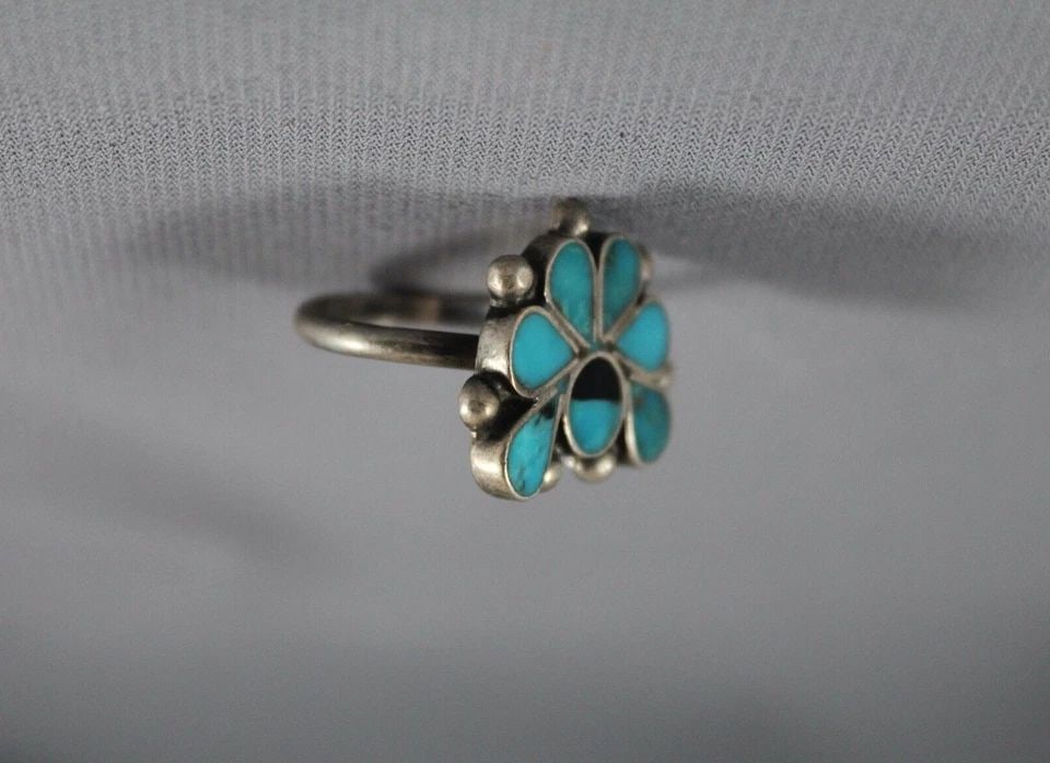 VINTAGE OLD PAWN ZUNI STERLING SILVER AND INLAY TURQUOISE RING - SIZE 6.25: VINTAGE OLD PAWN ZUNI STERLING SILVER AND INLAY TURQUOISE RING - SIZE 6.25 Item Description: This vintage Navajo ring has been turquoise and black onyx highlighted with silver raindrop beads. The fron