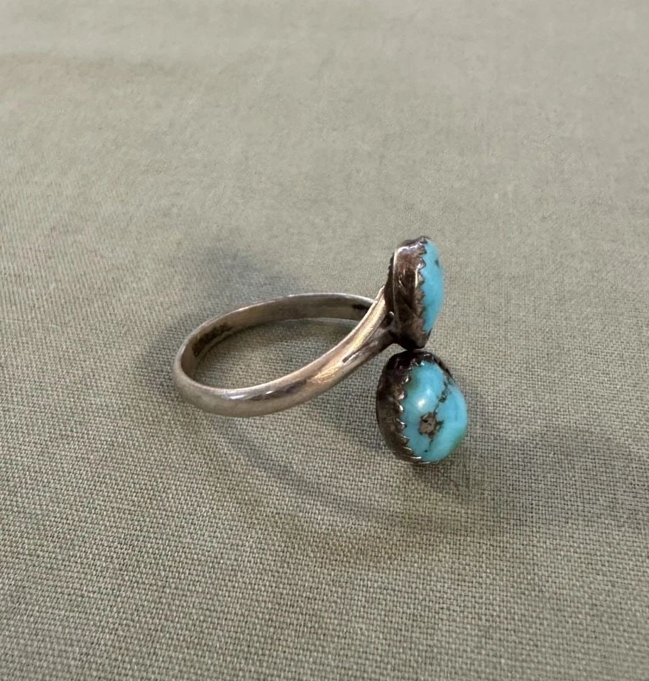 VINTAGE NAVAJO STERLING SILVER AND TURQUOISE RING ADJUSTABLE: VINTAGE NAVAJO STERLING SILVER AND TURQUOISE RING ADJUSTABLE 5/8" Wide ..6 1/2 Size is adjusable 2.7 Grams Throughout the 40 years that I have been in business, I have purchased jewelry from pawn shop