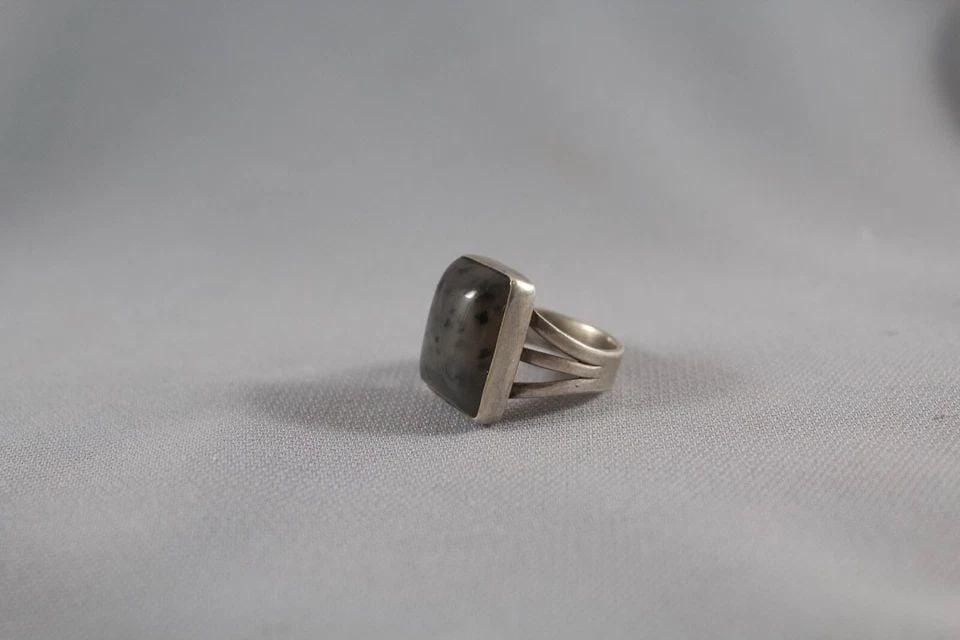 OLD PAWN NAVAJOSTERLING AND MOSS AGATE RING SIZE 6: OLD PAWN NAVAJOSTERLING AND MOSS AGATE RING SIZE 6 Item Description: 3/4” tall
