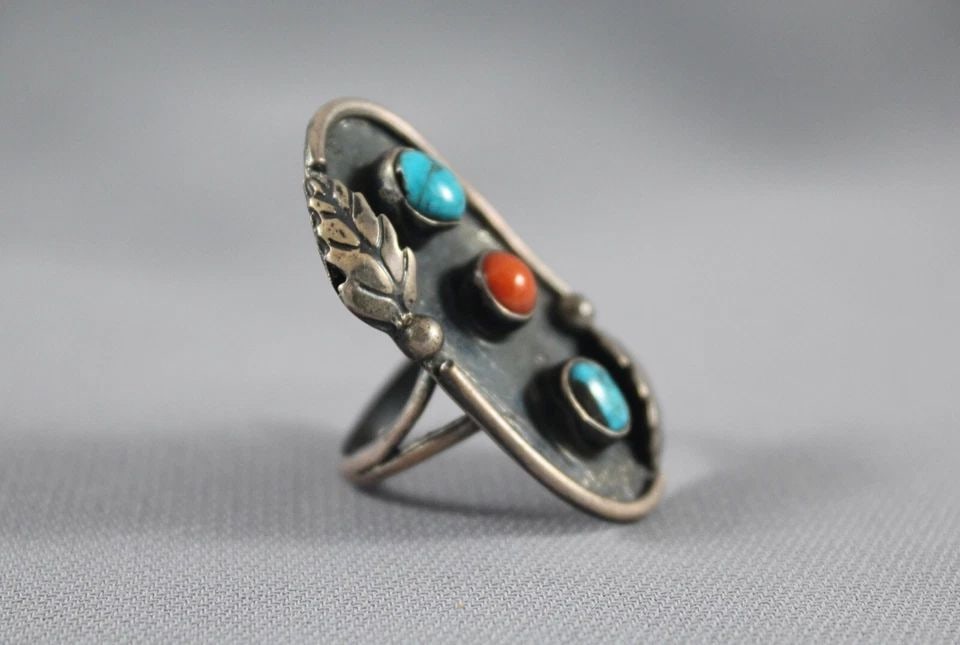 OLD PAWN NAVAJO STERLING SILVER AND TURQUOISE AND CORAL RING SIZE 5 1/2: OLD PAWN NAVAJO STERLING SILVER AND TURQUOISE AND CORAL RING SIZE 5 1/2 Item Description: 1 5/8” tall