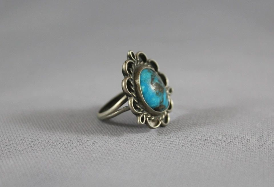 OLD PAWN NAVAJO STERLING SILVER AND TURQUOISE RING SIZE 5 1/2: OLD PAWN NAVAJO STERLING SILVER AND TURQUOISE RING SIZE 5 1/2 Item Description: Old Pawn Navajo Ring .. Size 5 1/2 ..1” tall