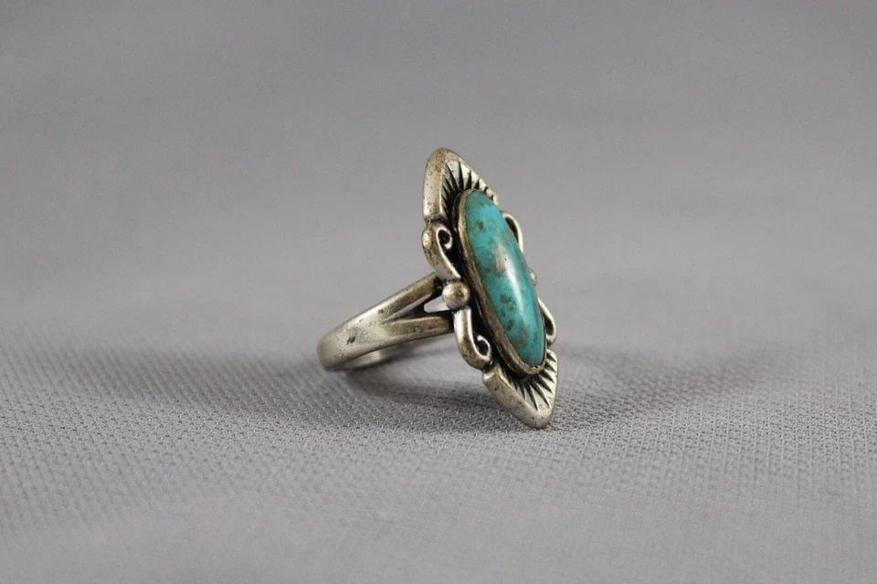 OLD PAWN NAVAJO STERLING SILVER AND TURQUOISE RING SIZE 5: OLD PAWN NAVAJO STERLING SILVER AND TURQUOISE RING SIZE 5 Item Description: 1” tall