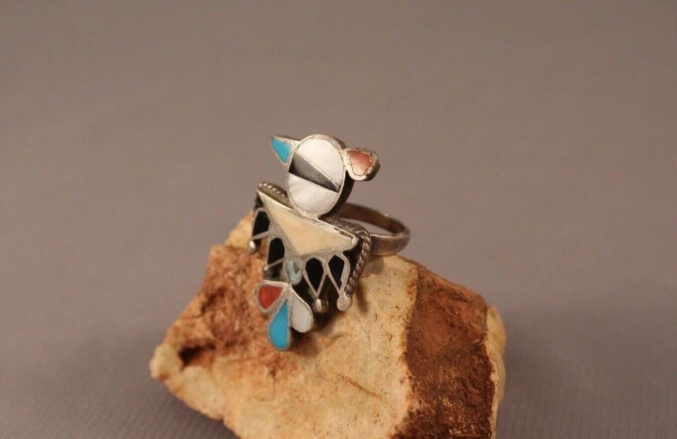 OLD PAWN ZUNI STERLING SILVER AND INLAYED BIRD RING SIZE 6: OLD PAWN ZUNI STERLING SILVER AND INLAYED BIRD RING SIZE 6 Item Description: 1 3/8" tall