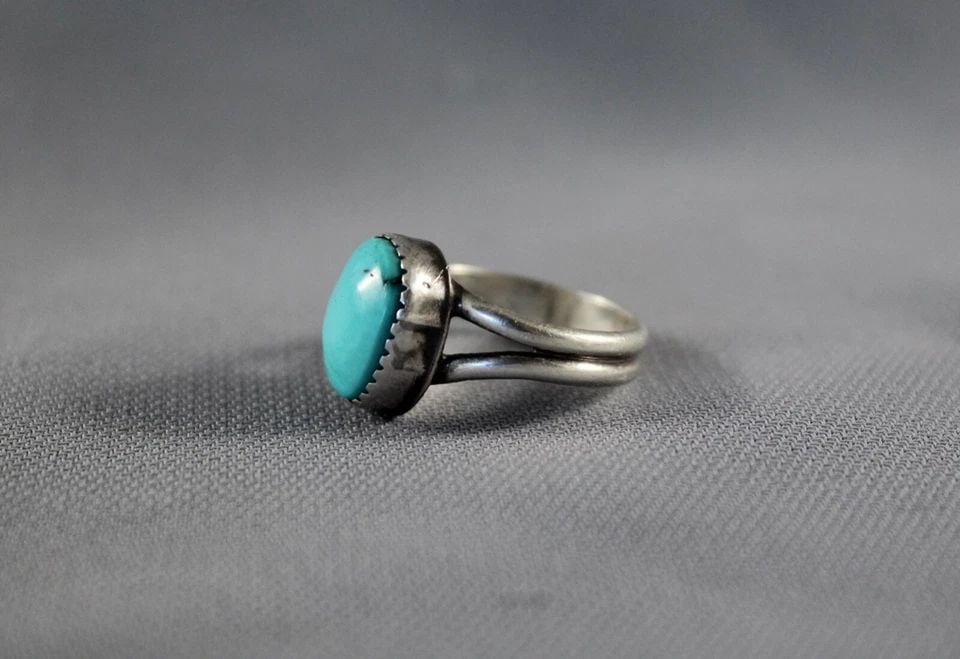 OLD PAWN NAVAJO STERLING SILVER AND TURQUOISE RING SIZE 6 1/4: OLD PAWN NAVAJO STERLING SILVER AND TURQUOISE RING SIZE 6 1/4 Item Description: 1/2” tall P