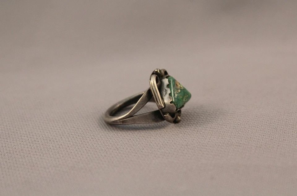 OLD PAWN NAVAJO STERLING SILVER AND TURQUOISE RING SIZE 7 1/2: OLD PAWN NAVAJO STERLING SILVER AND TURQUOISE RING SIZE 7 1/2 Item Description: 5/8” tall