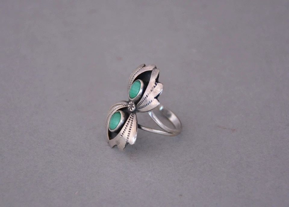 VINTAGE NAVAJO STERLING SILVER FLOWER RING - 2 TURQUOISE STONES - SIZE 7: VINTAGE NAVAJO STERLING SILVER FLOWER RING - 2 TURQUOISE STONES - SIZE 7 This vintage Navajo sterling silver ring has a flower petal design set with 2 turquoise stones. The front of the ring measures 