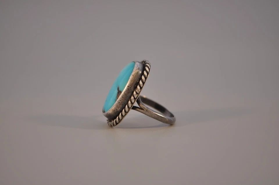 OLD PAWN NAVAJO STERLING SILVER AND TURQUOISE RING SIZE 5 1/2: OLD PAWN NAVAJO STERLING SILVER AND TURQUOISE RING SIZE 5 1/2 Weight 5.84 Grams 1" Tall