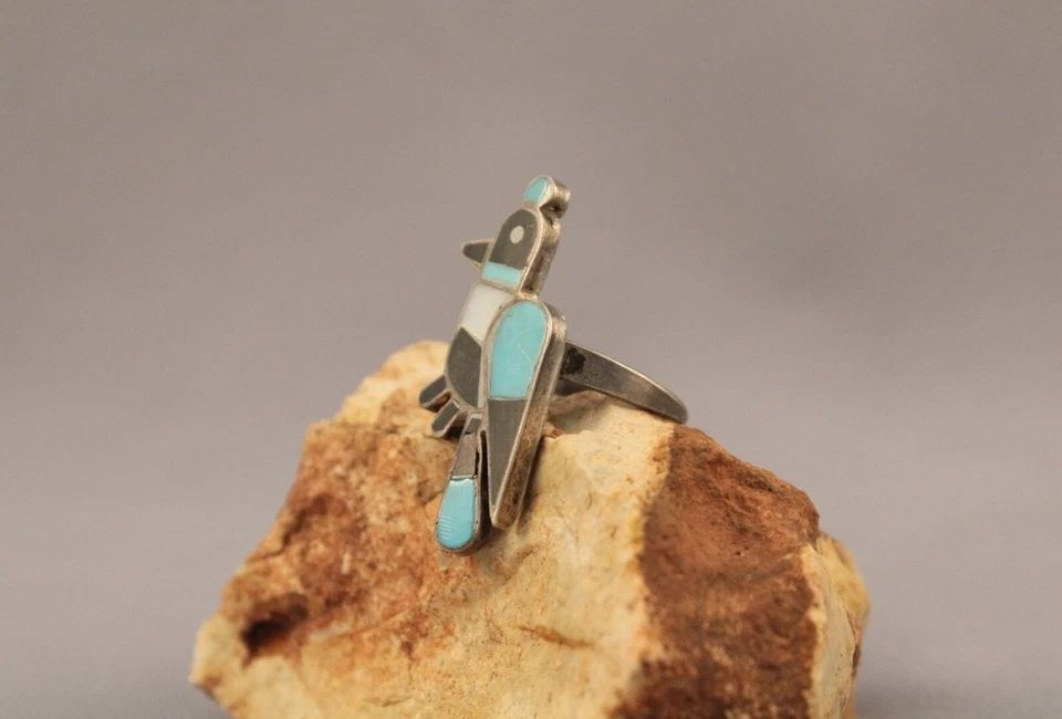 OLD PAWN ZUNI STERLING SILVER AND INLAID TURQUOISE BIRD RING SIZE 6: OLD PAWN ZUNI STERLING SILVER AND INLAID TURQUOISE BIRD RING SIZE 6 Item Description: 1 1/4” tall