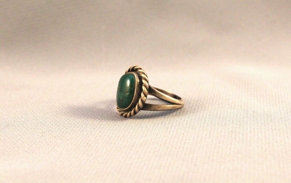 OLD PAWN NAVAJO INDIAN STERLING SILVER RING - NATURAL GREEN TURQUOISE - SZ 6 3/4: OLD PAWN NAVAJO INDIAN STERLING SILVER RING - NATURAL GREEN TURQUOISE - SZ 6 3/4 Item Description: This vintage Navajo silver ring has been set with a natural deep green turquoise stone. The front of 