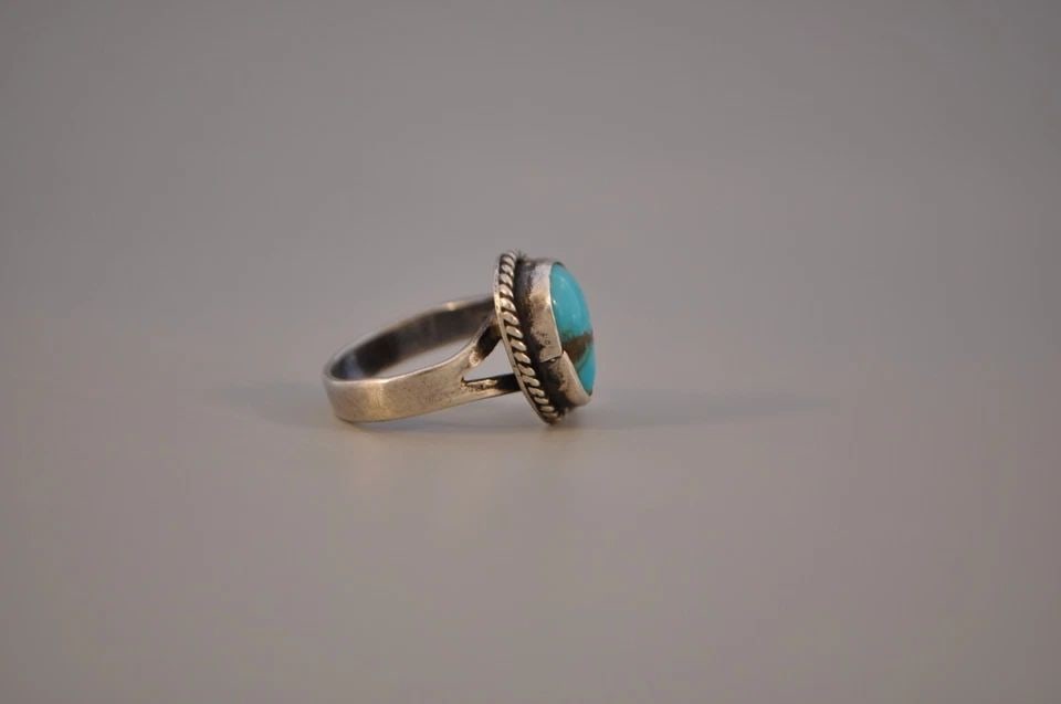 OLD PAWN NAVAJO STERLING SILVER AND TURQUOISE RING SIZE 6: OLD PAWN NAVAJO STERLING SILVER AND TURQUOISE RING SIZE 6 Weight 5.21 Grams 5/8 " Tall