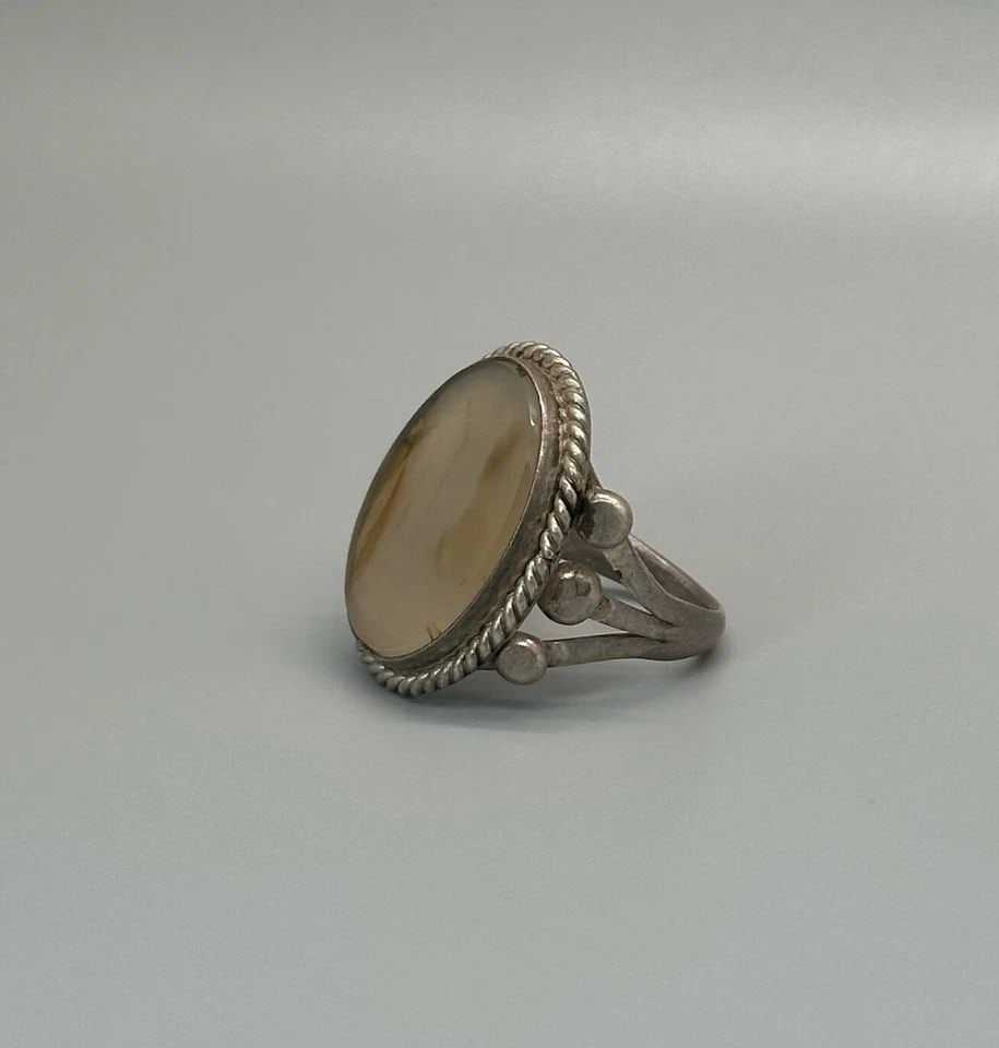 OLD PAWN NAVAJO STERLING SILVER AND AGATE RING SIZE 8: OLD PAWN NAVAJO STERLING SILVER AND AGATE RING SIZE 8 Item Description: 1" Tall