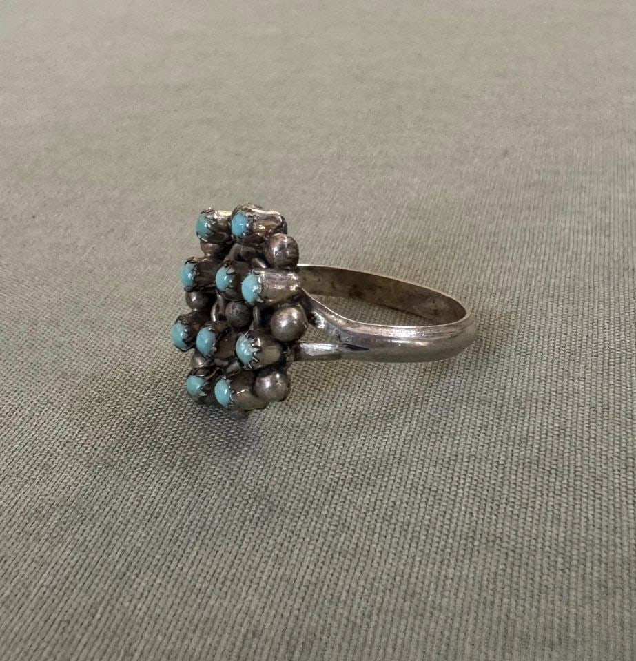 OLD PAWN ZUNI STERLING SILVER AND TURQUOISE RING SIZE 6 1/2: OLD PAWN ZUNI STERLING SILVER AND TURQUOISE RING SIZE 6 1/2 5/8" Tall 3.3 Grams Throughout the 40 years that I have been in business, I have purchased jewelry from pawn shops throughout the Southwest 