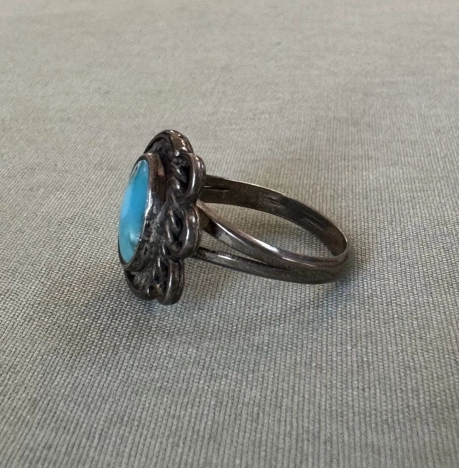 OLD PAWN NAVAJO STERLING SILVER AND TURQUOISE RING SIZE 7: OLD PAWN NAVAJO STERLING SILVER AND TURQUOISE RING SIZE 7 1/2 " Tall 3.75 Grams Throughout the 40 years that I have been in business, I have purchased jewelry from pawn shops throughout the Southwest 