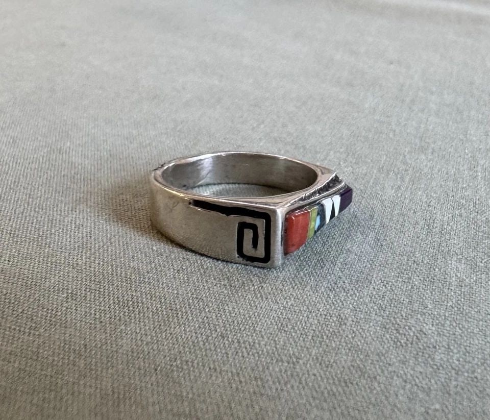VINTAGE NAVAJO STERLING SILVER AND MULTI STONES RING SIZE 5 1/2: VINTAGE NAVAJO STERLING SILVER AND MULTI STONES RING SIZE 5 1/2 1/4" Tall 4.8 Grams Throughout the 40 years that I have been in business, I have purchased jewelry from pawn shops throughout the Southw