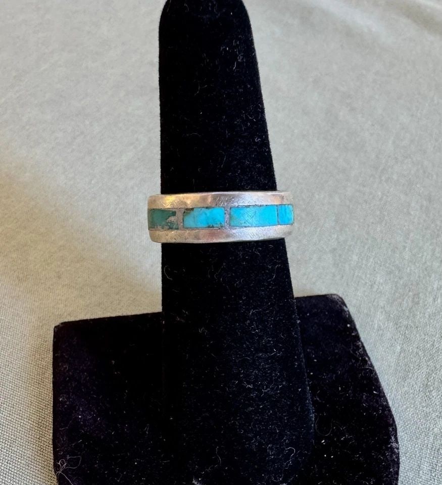 OLD PAWN ZUNI STERLING SILVER AND TURQUOISE RING SIZE 6 1/8: OLD PAWN ZUNI STERLING SILVER AND TURQUOISE RING SIZE 6 1/8 1/4 " Wide 5 Grams Throughout the 40 years that I have been in business, I have purchased jewelry from pawn shops throughout the Southwest t