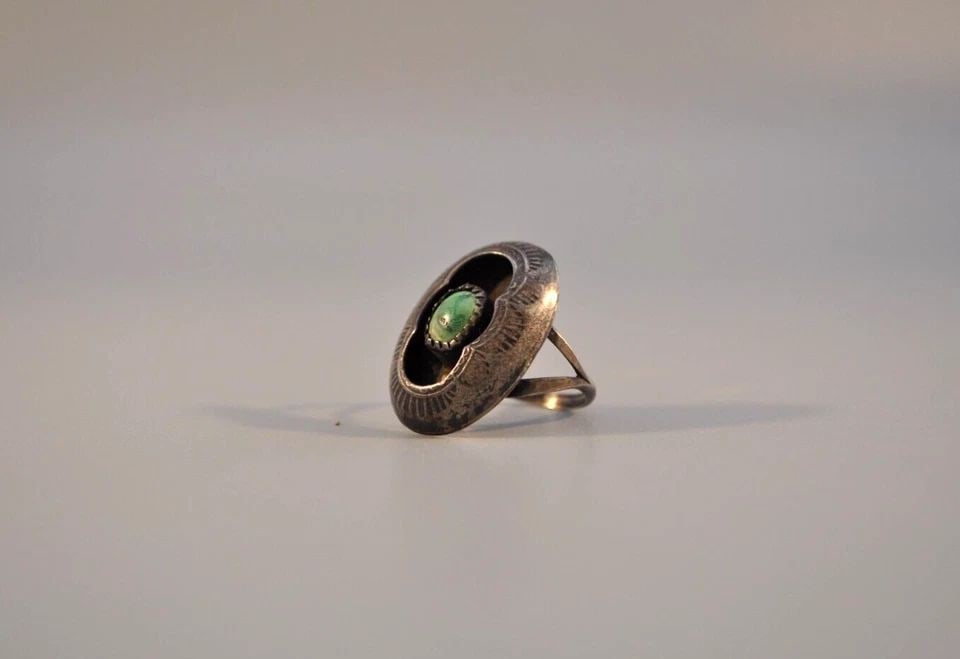 OLD PAWN NAVAJO STERLING SILVER RING - TURQUOISE SIZE 6 3/4: OLD PAWN NAVAJO STERLING SILVER RING - TURQUOISE SIZE 6 3/4 Weight 3.37 Grams 1" Tall