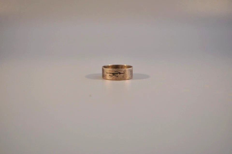 OLD PAWN NAVAJO STERLING SILVER RING SIZE 9: OLD PAWN NAVAJO STERLING SILVER RING SIZE 9 Weight 4.06 Grams 1/4" Tall